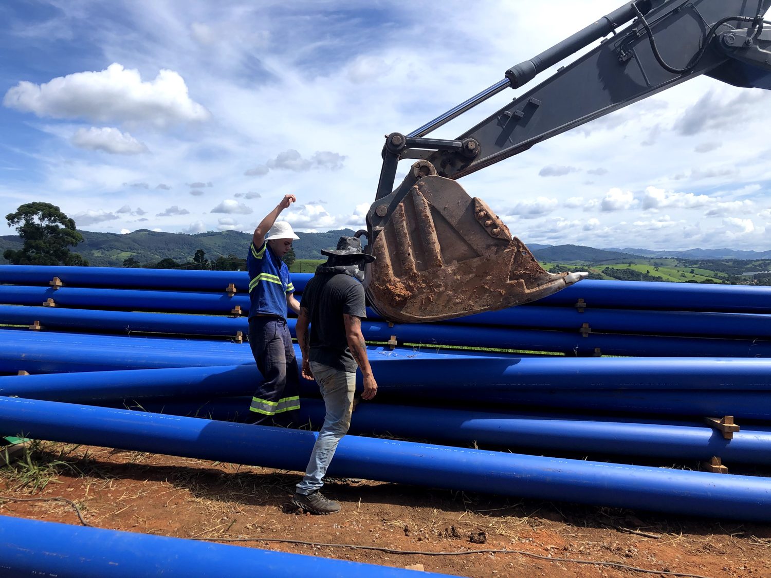Lançamento de adutora em loteamento