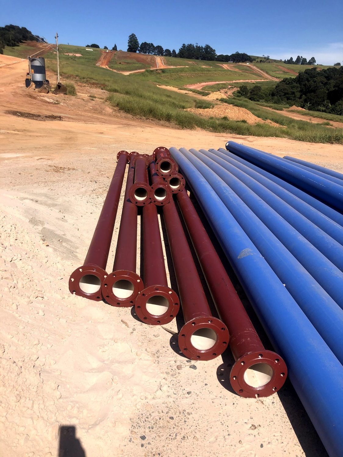 Tubos PEAD no canteiro de obra