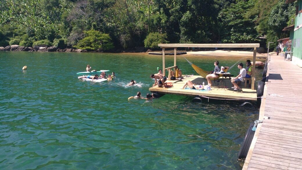 Deck de lazer flutuante