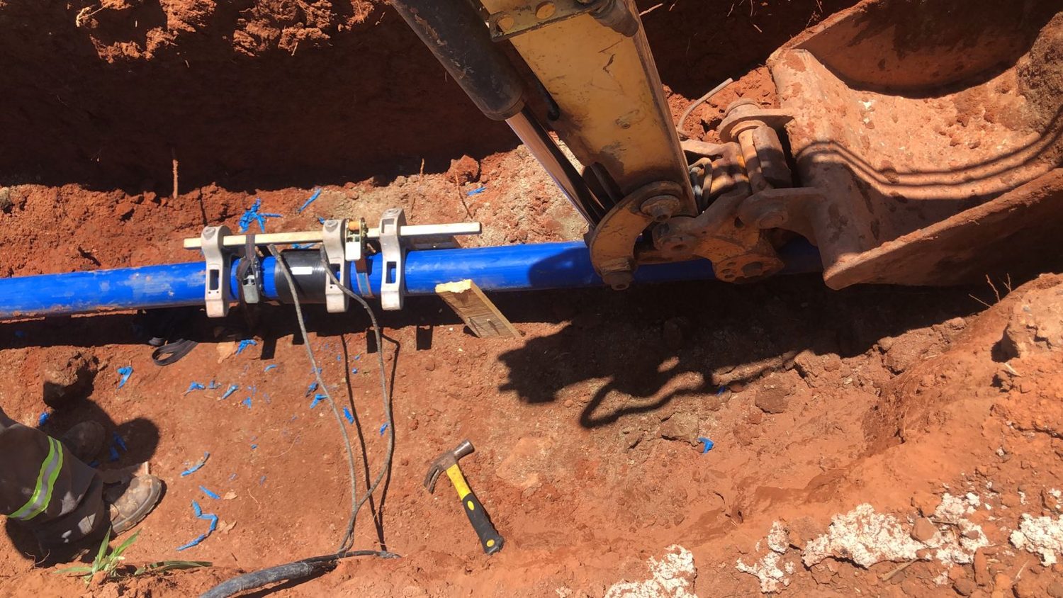 Manutenção em adutora — alinhador e luva eletrossoldável Ø200 mm